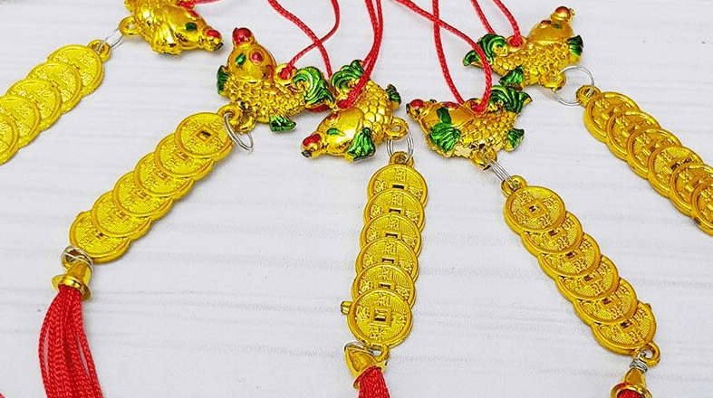 Trang trí cây mai Tết bằng dây đồng tiền tứ quý