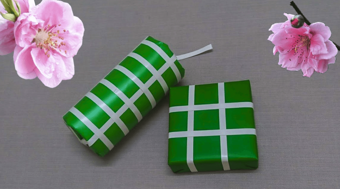 Trang trí cây đào ngày Tết với mô hình bánh chưng, bánh tét