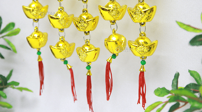 Trang trí cây đào Tết bằng dây thỏi vàng