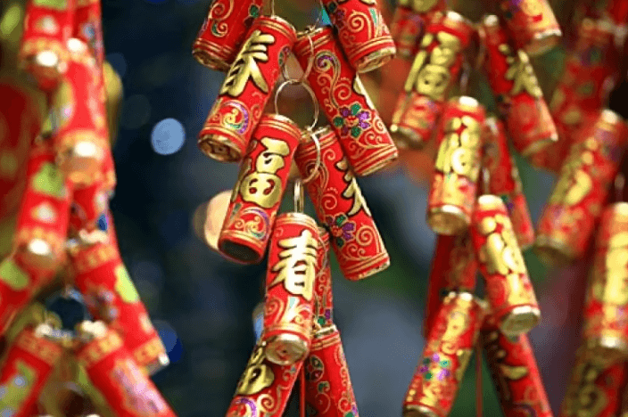 Trang trí cây đào Tết với dây pháo đỏ