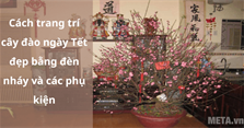 Cách trang trí cây đào ngày Tết đẹp bằng đèn nháy và các phụ kiện