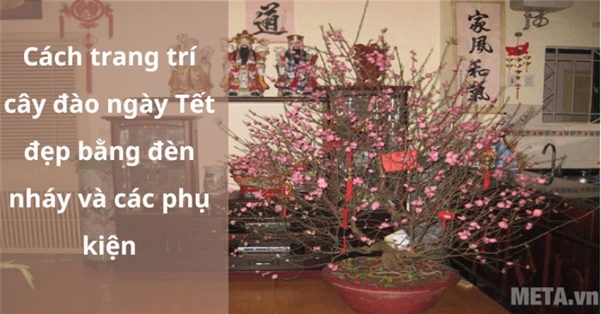 Cách trang trí cây đào ngày Tết đẹp bằng đèn nháy và các phụ kiện