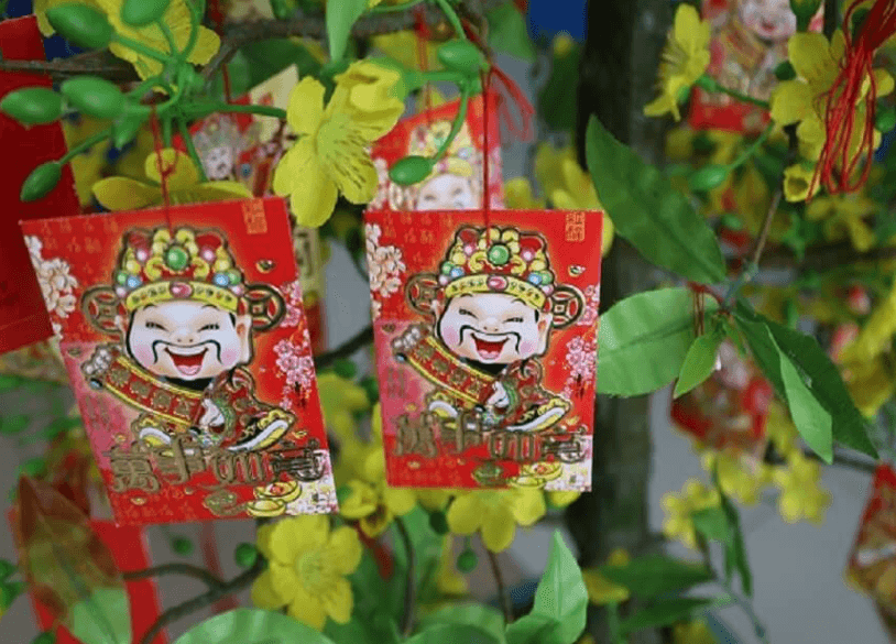 Trang trí cây mai ngày Tết bằng bao lì xì