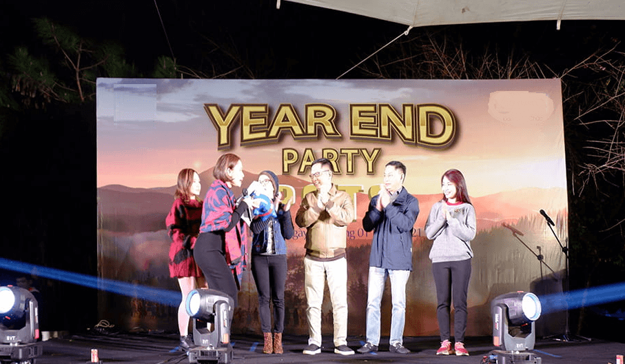 Game chơi trong tiệc tất niên - Đừng để tiền rơi