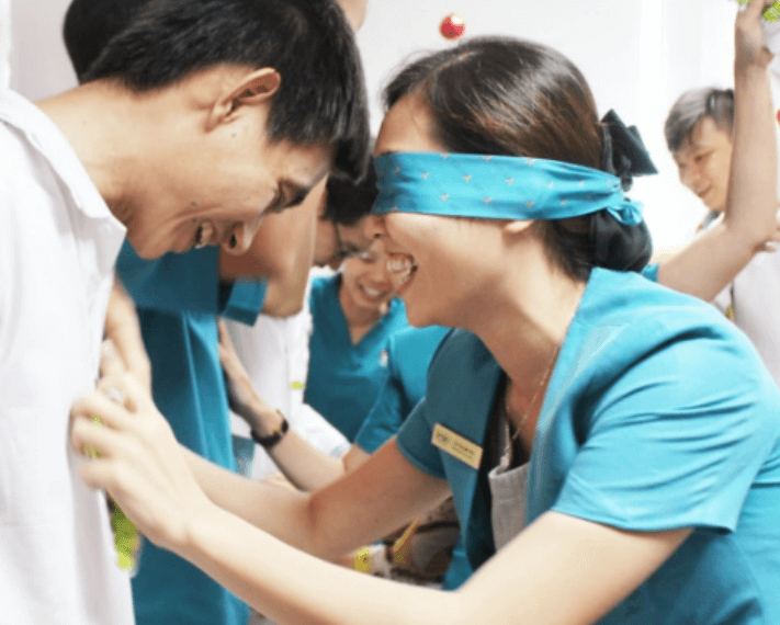 Trò chơi cho tiệc tất niên - Bịt mắt đoán thành viên