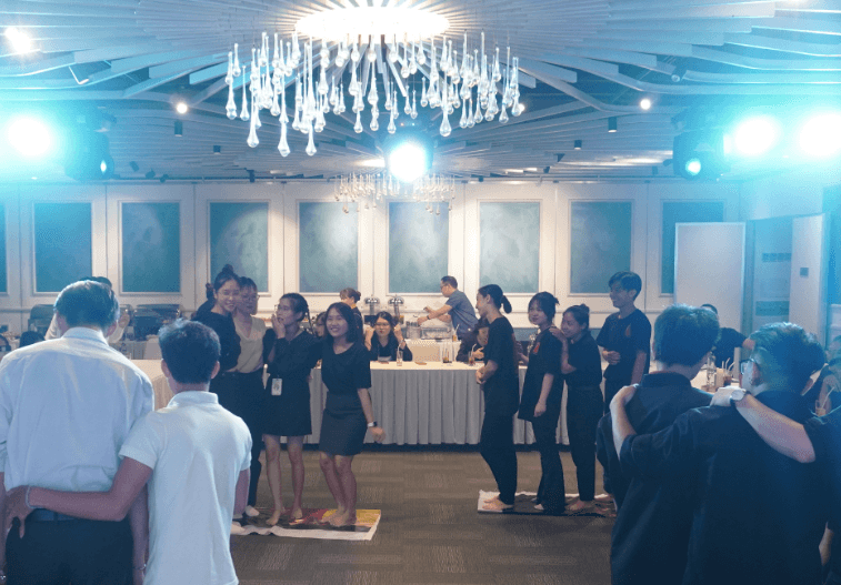 Trò chơi tiệc tất niên - Đứng thảm đồng đội