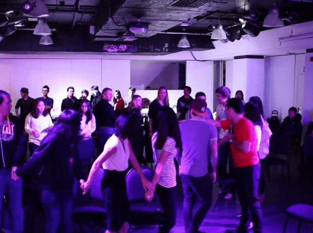 Trò chơi tiệc tất niên - Giành ghế