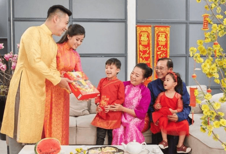 Tục xông đất là gì?