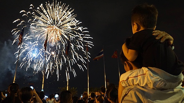 Vào thời khắc giao thừa, người Việt Nam thường thích đi xem pháo hoa cùng gia đình