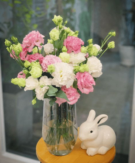 Cách cắm hoa cát tường đơn giản với bình cao