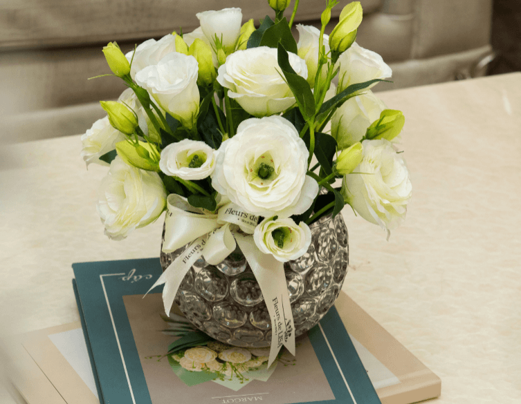 Cách cắm lan tường trắng bằng bình tròn