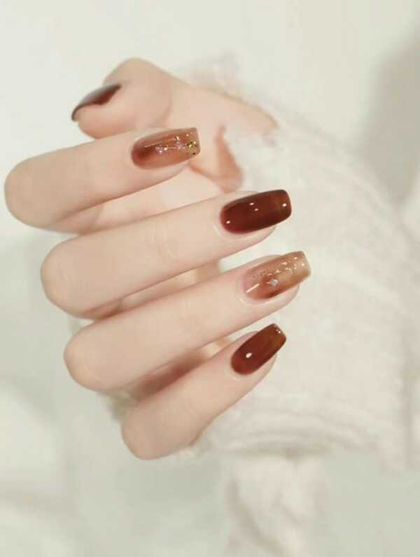 Mẫu nail Tết cho cô nàng cổ điển