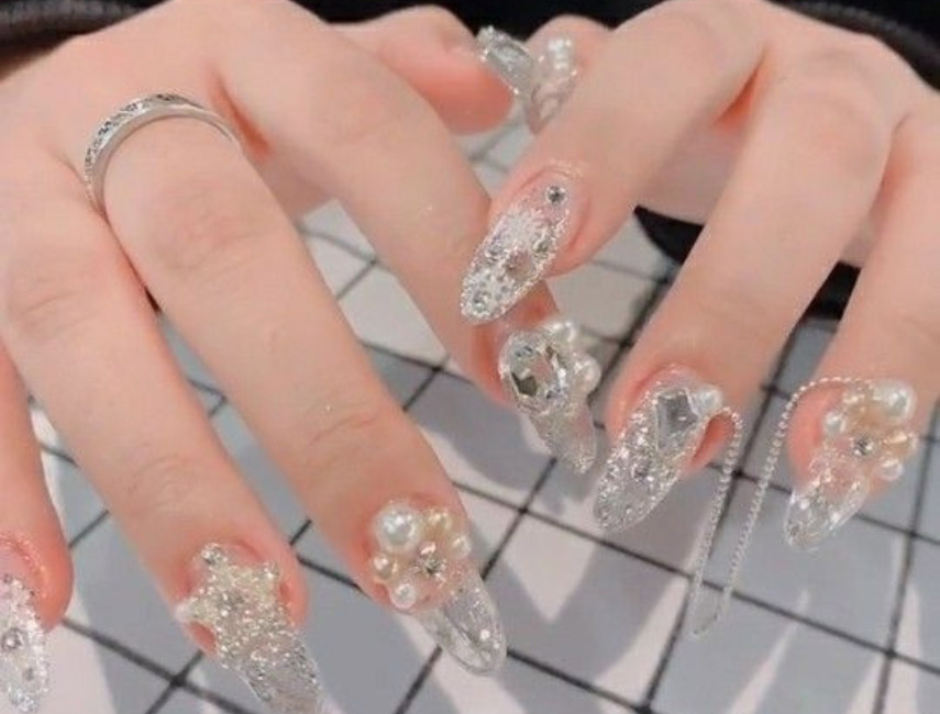 Mẫu vẽ móng, đính đá ngày Tết