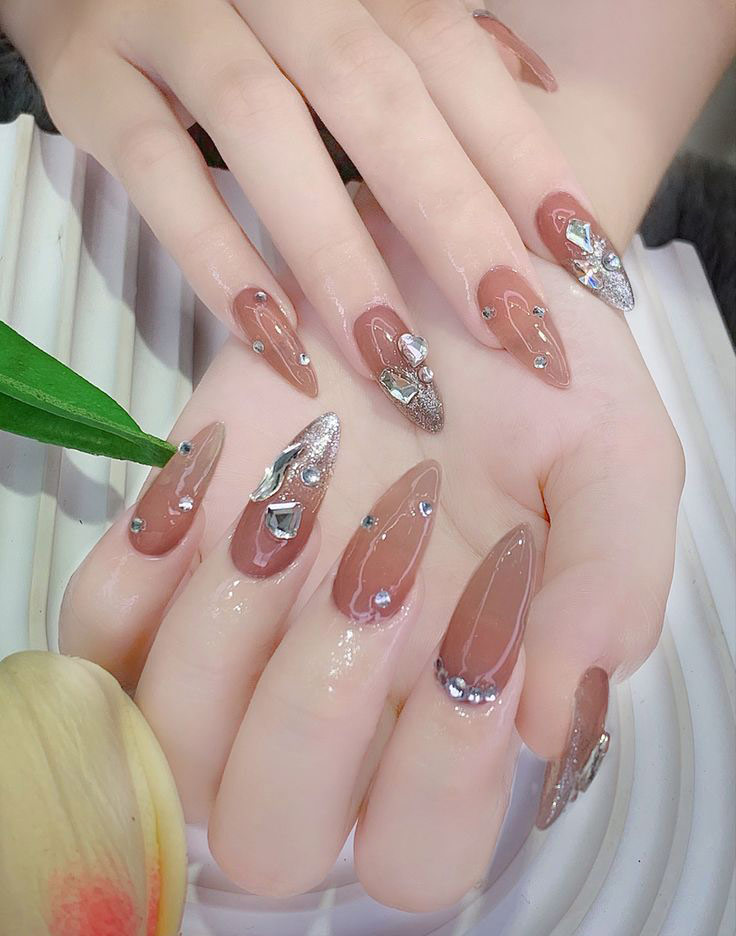 Mẫu nail Tết đính đá