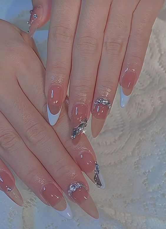 Mẫu nail Tết đính đá