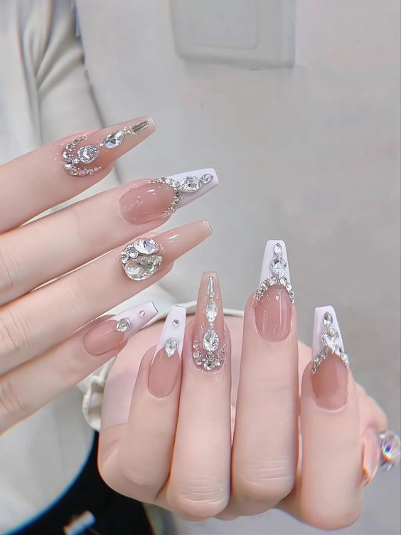 Mẫu nail Tết đính đá