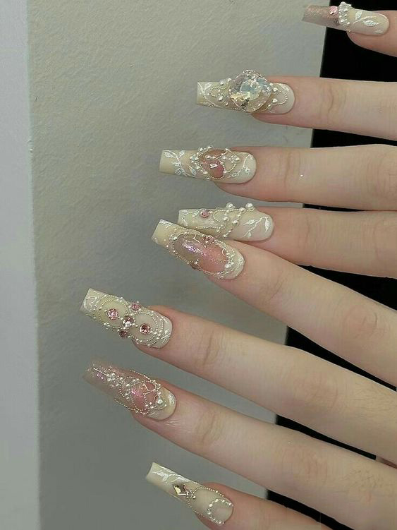 Mẫu nail Tết đính đá