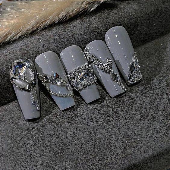 Mẫu nail Tết đính đá