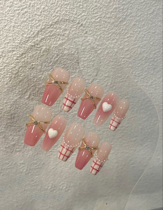 Mẫu nail Tết đính đá