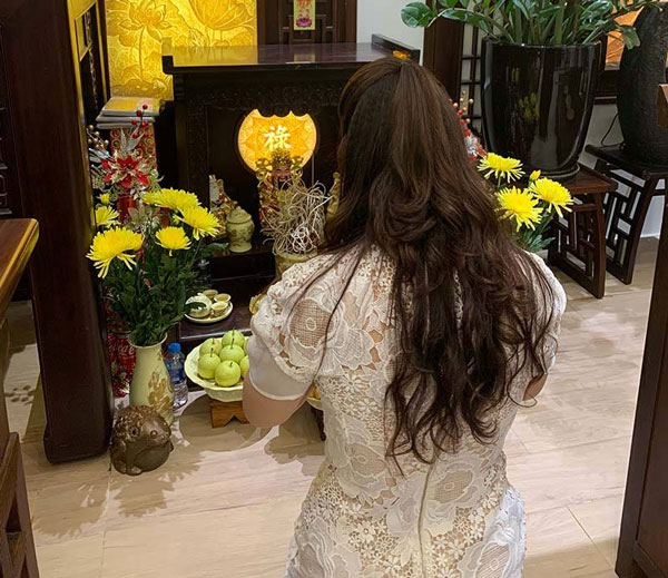 Lau dọn bàn thờ ngày vía Thần Tài
