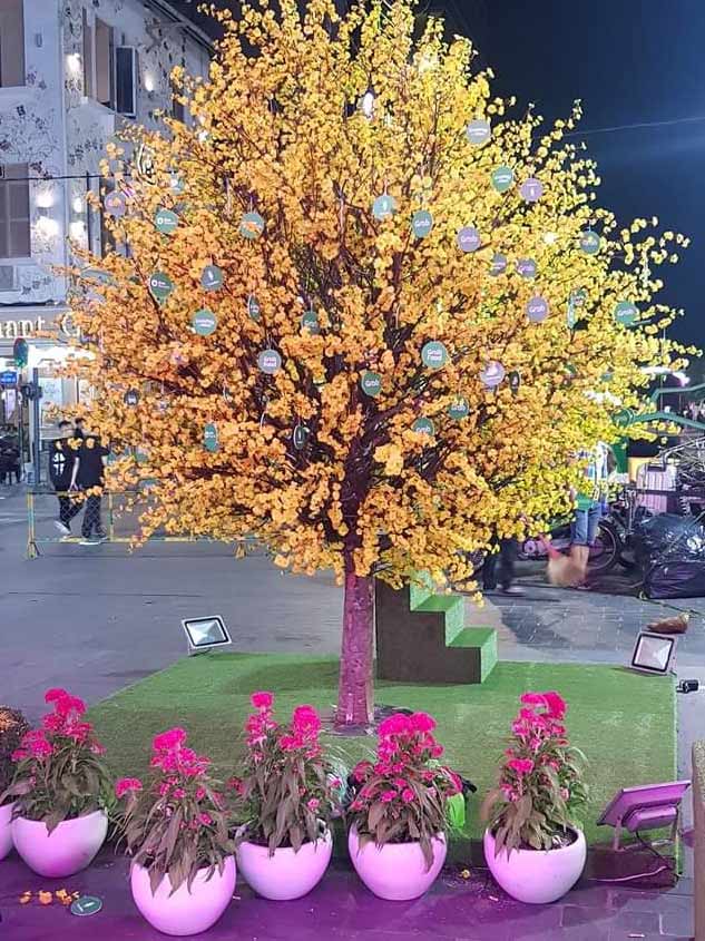 Cây hoa mai giả chơi Tết
