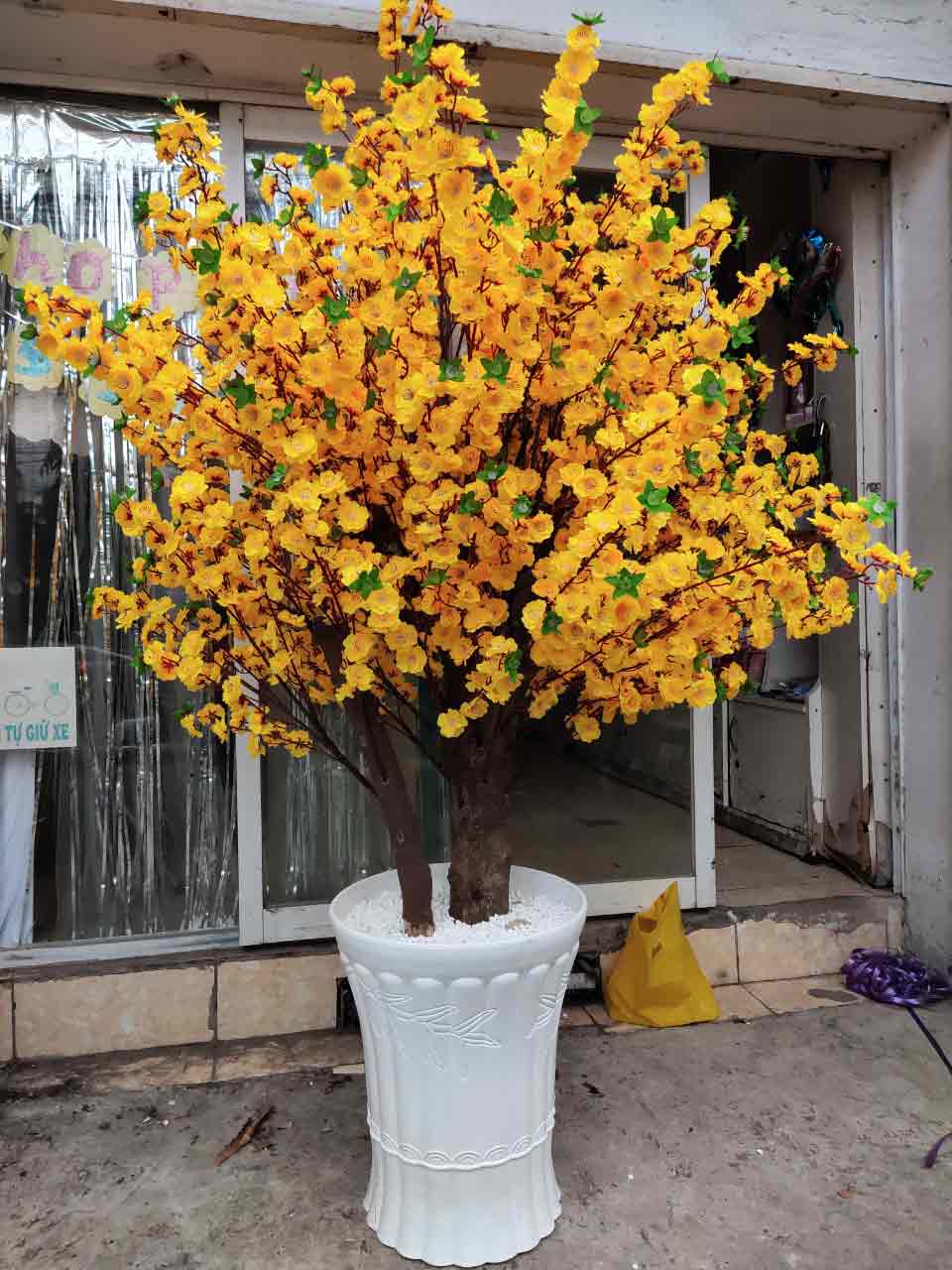 Cây hoa mai giả chơi Tết