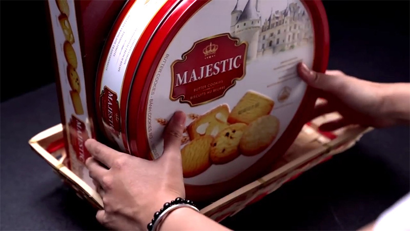 Dựng đứng hộp bánh lên giỏ