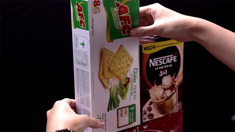 Bôi keo lên phần trên của hộp bánh (bên cạnh hộp cafe) để dán hộp bánh AFC lên, chờ keo khô lại