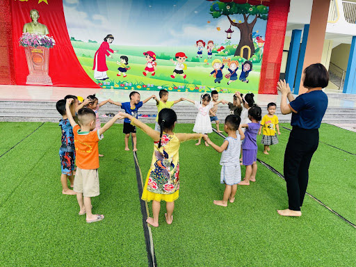 Mèo đuổi chuột