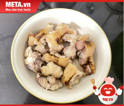 Sơ chế rồi chặt chân giò thành miếng vừa ăn