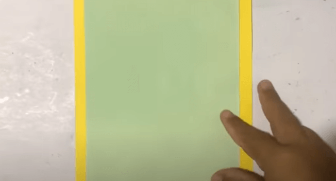 Dán tờ màu xanh lên trên tờ màu vàng