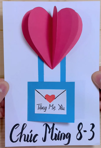 Dán hình trái tim lên thiệp 8/3 tự làm