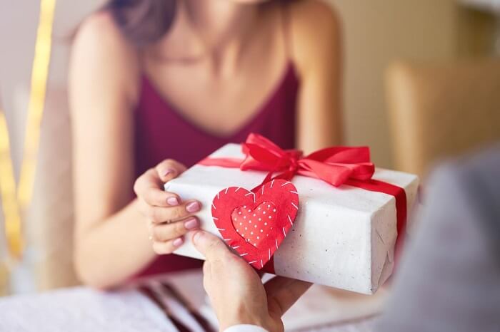 Valentine trắng ai tặng quà ai