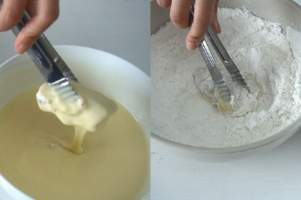 Nhúng miếng thịt gà vào bột khô rồi đến bột ướt, cuối cùng là bọc thêm 1 lớp bột khô nữa Tẩm bột cho gà