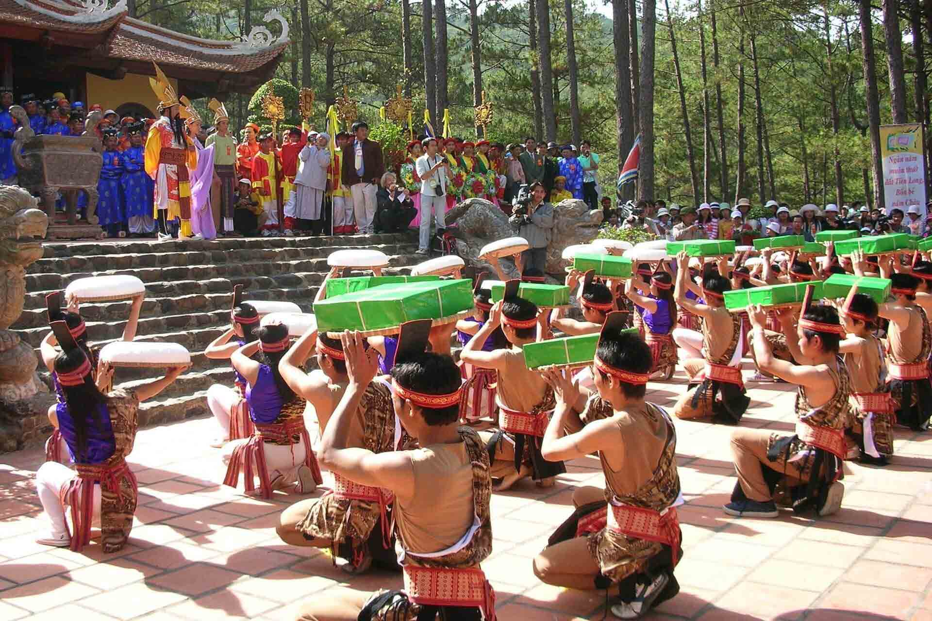 Người dân dâng lễ vật bánh chưng bánh dầy lên vua Hùng