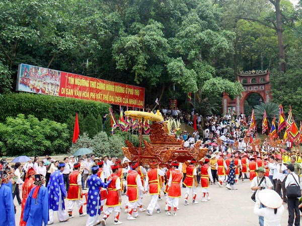 Người dân về dự ngày giỗ Tổ