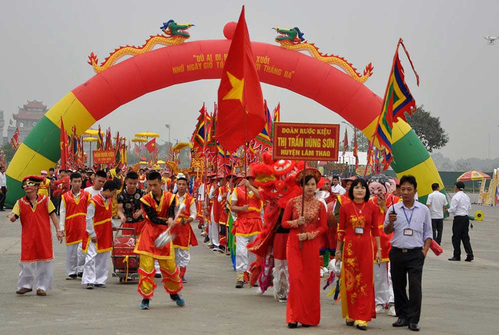 Đoàn rước kiệu trong lễ hội Đền Hùng