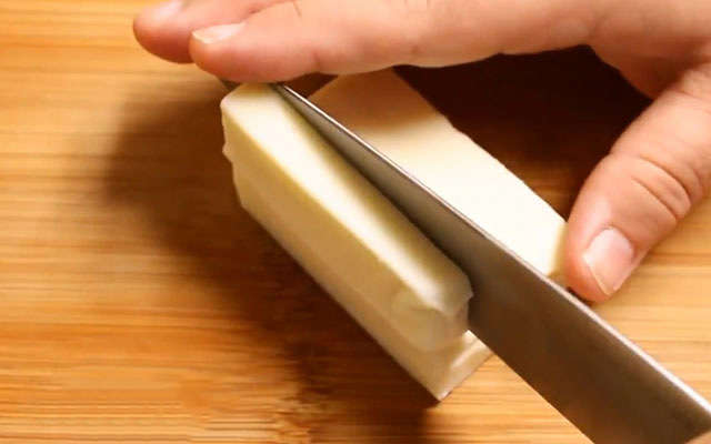 Cắt phô mai thành miếng nhỏ