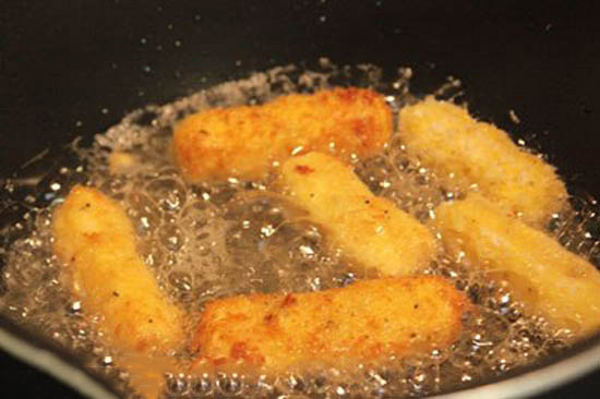 Chiên phô mai trên chảo dầu sôi 