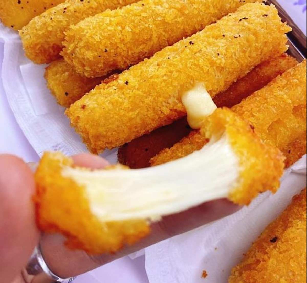 Thành phẩm món phô mai que không bột chiên xù