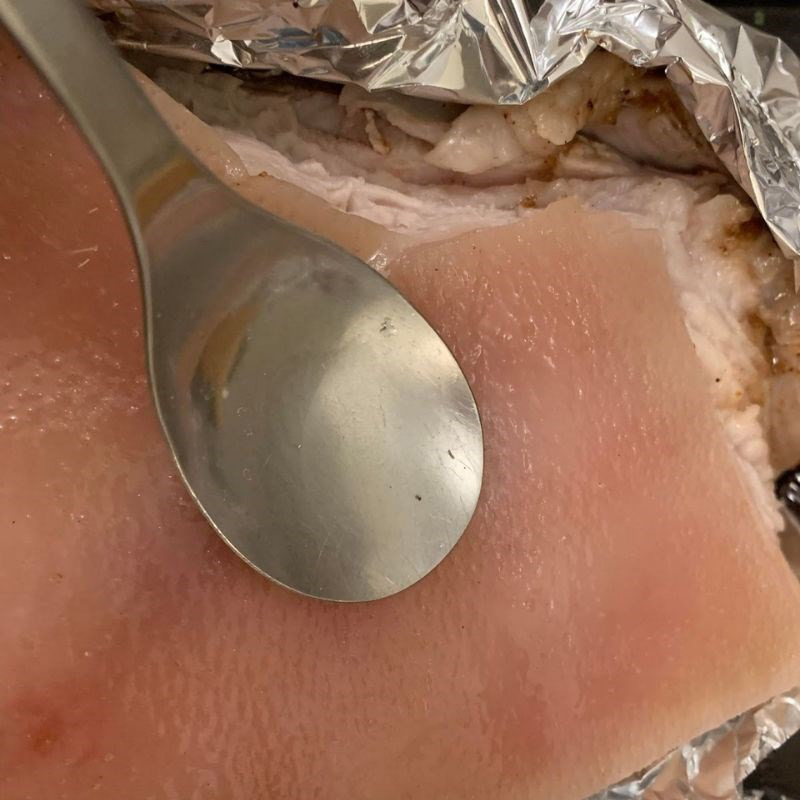 Phết giấm lên phần da thịt lợn