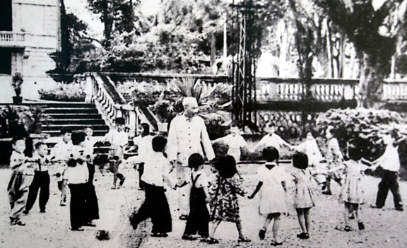 Hình ảnh Quốc tế Thiếu nhi bên Bác Hồ