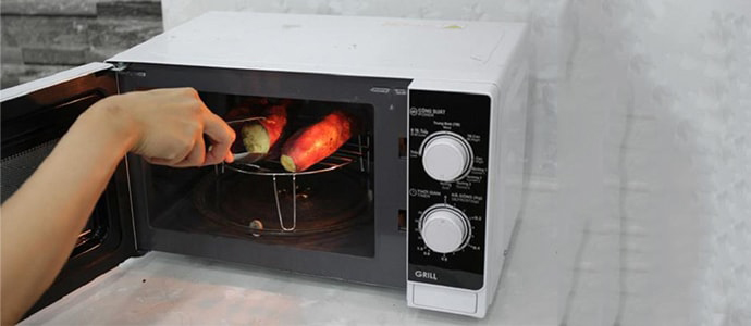 Nướng khoai lang bằng lò vi sóng