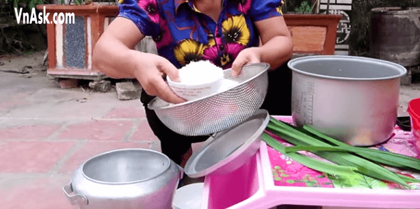 Cho gạo nếp vào chõ xôi