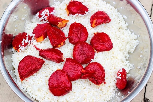 Trộn gạo nếp với gấc