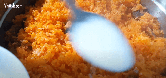 trộn nước cốt dừa với xôi gấc