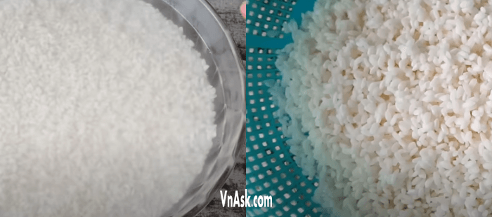 Ngâm gạo nếp, vớt ra, để ráo nước