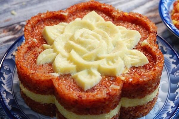 Xôi gấc đậu xanh ép khuôn bông hoa đẹp mắt