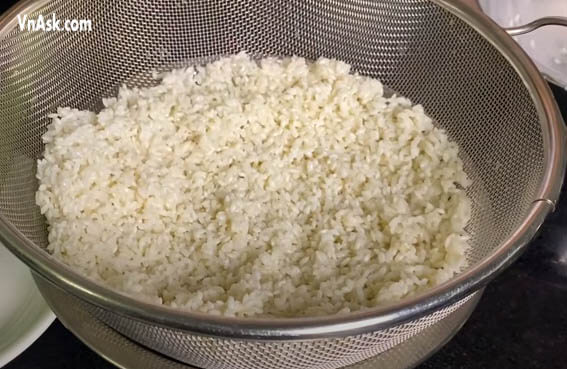 Vớt gạo, để ráo nước