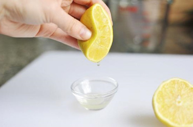 Vắt lấy nước cốt chanh